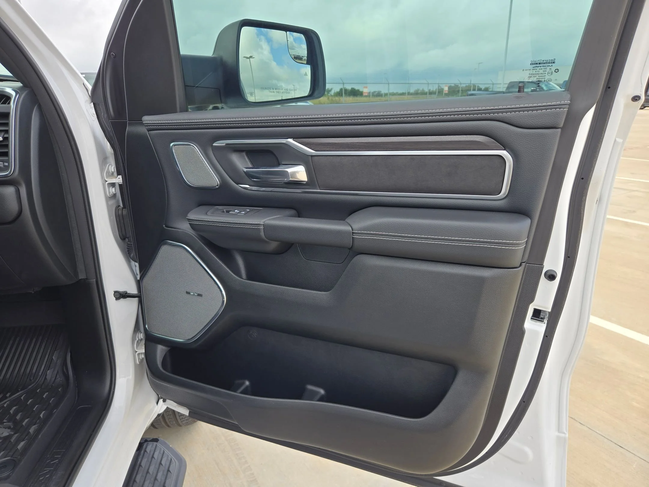 2026 RAM 1500 Laramie - Photo 25