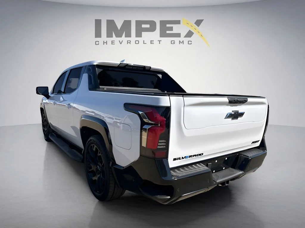 Used 2025 Summit White Chevrolet RST - Max Range image 2