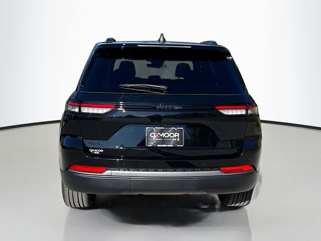 New 2026 Diamond Black Crystal Pearl-Coat Exterior Paint Jeep Limited image 5
