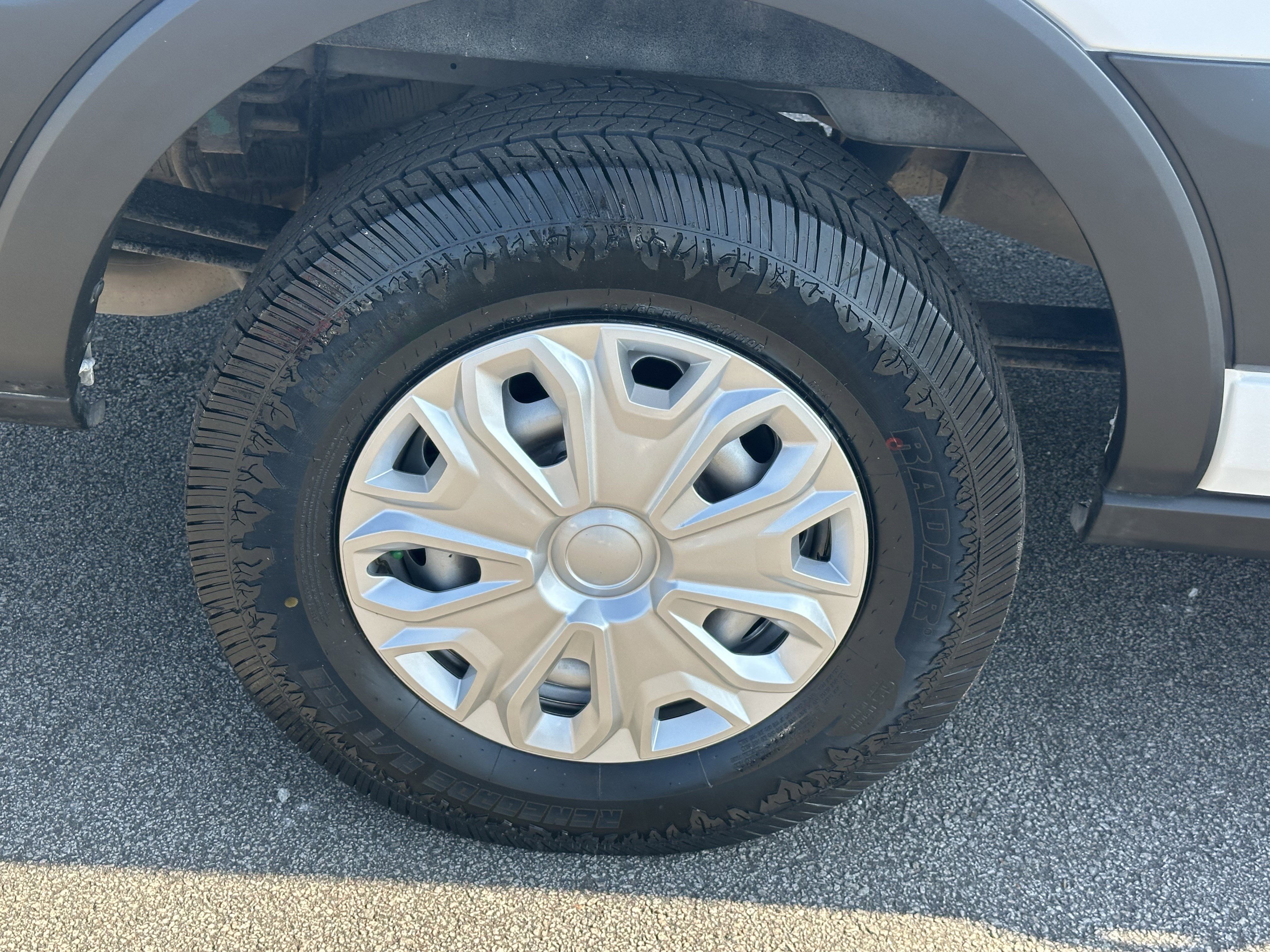 Used 2023 White Ford XL image 18