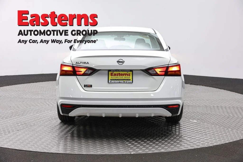 Used 2022 White Nissan 2.5 S image 6