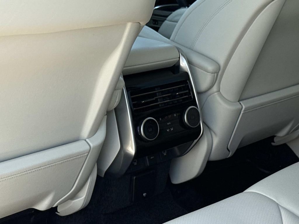 2025 Land Rover Range Rover SE - Photo 17