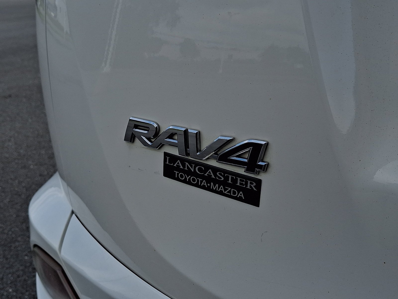 Used 2018 Super White Toyota XLE image 31