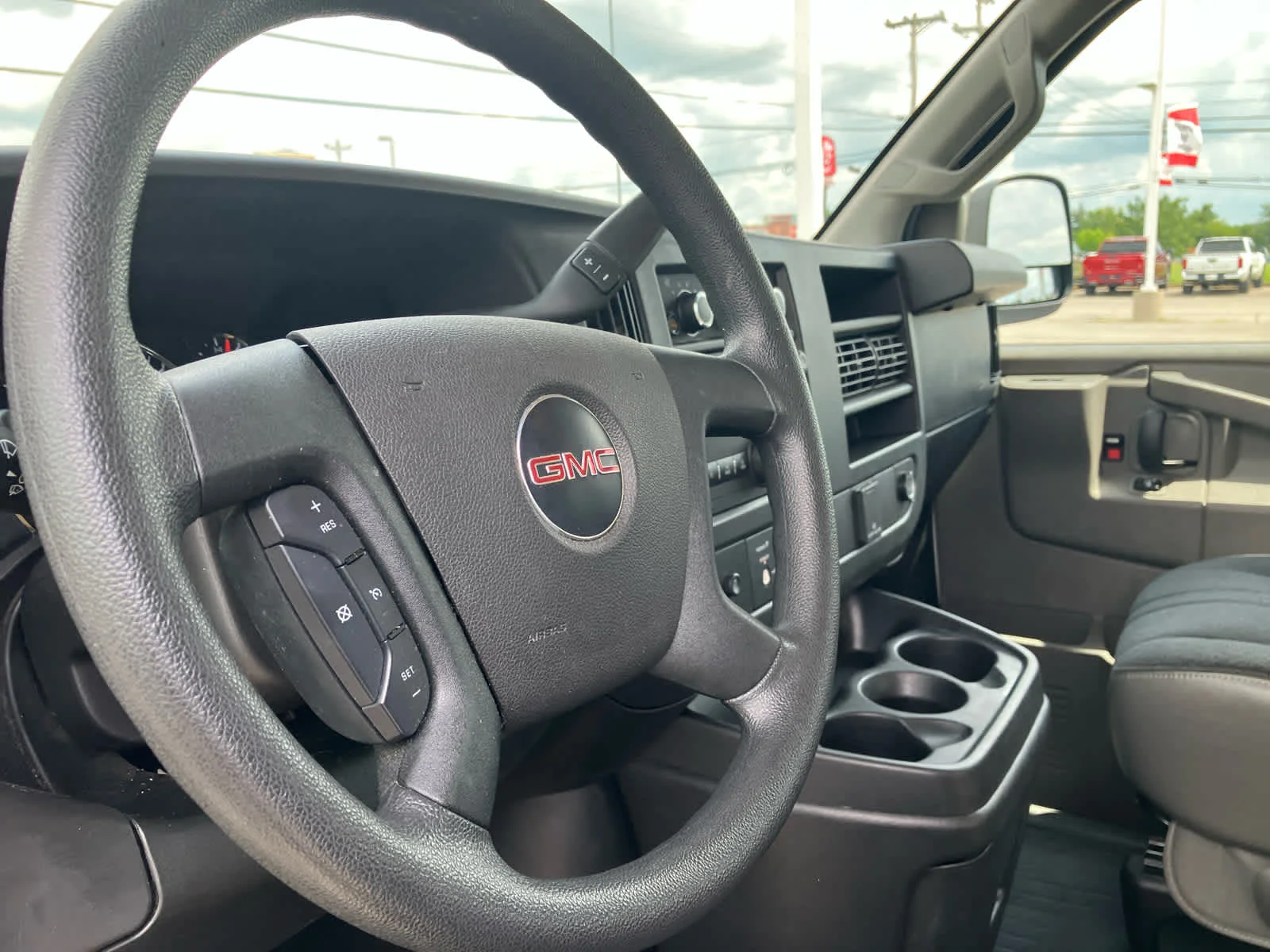 Used 2022 Summit White GMC  image 12