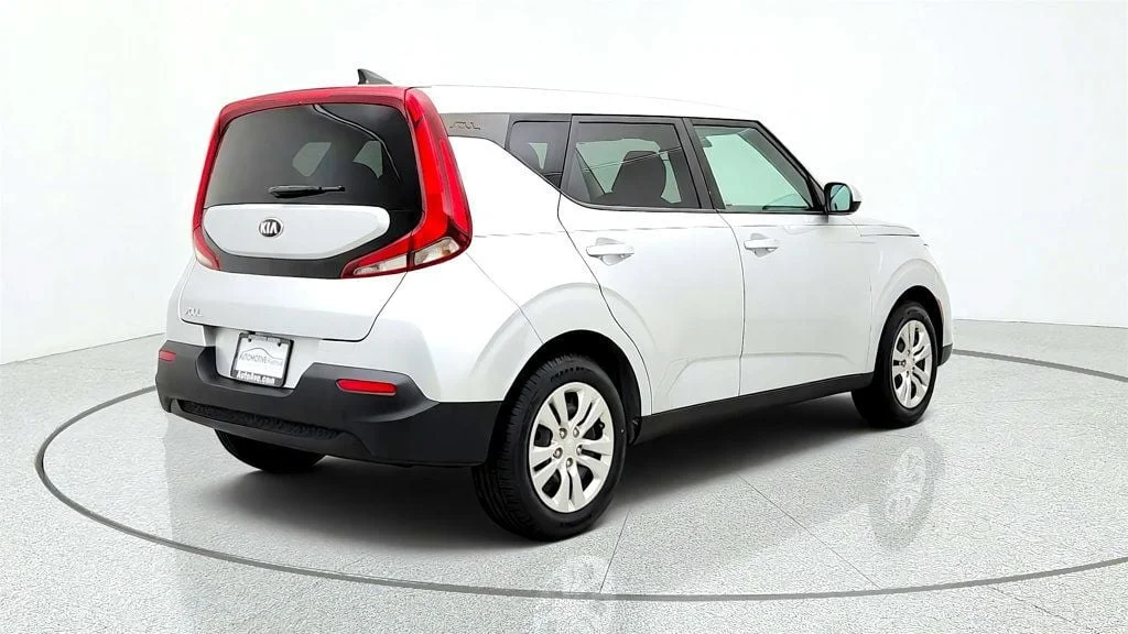 Used 2021 Sparkling Silver Kia LX IVT image 5