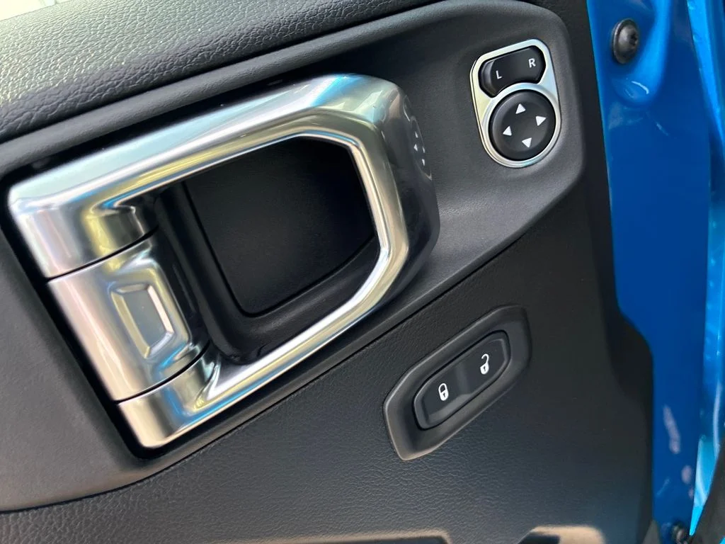 New 2025 Hydro Blue Pearl-Coat Exterior Paint Jeep Sport S image 13