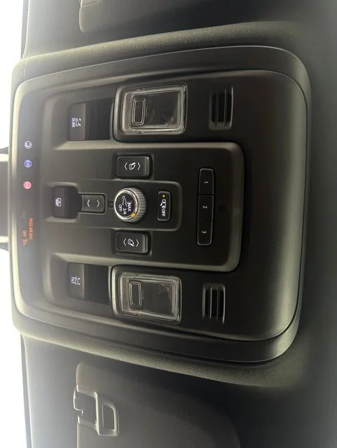Used 2022 White Frost Tricoat GMC Denali image 15