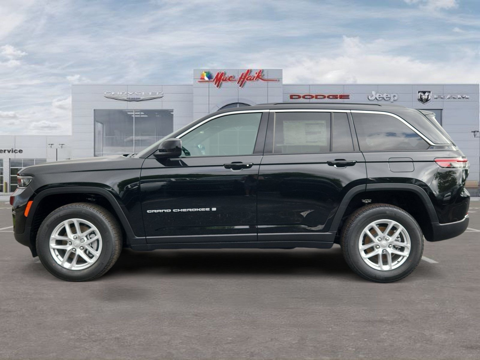 New 2026 Diamond Black Crystal Pearl-Coat Exterior Paint Jeep Laredo image 2