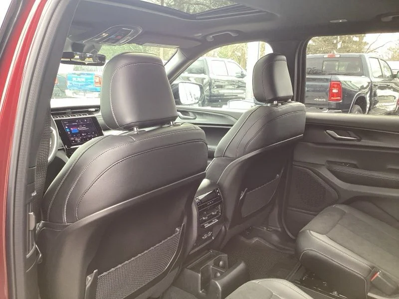 New 2025 Velvet Red Pearl-Coat Exterior Paint Jeep Altitude X image 24
