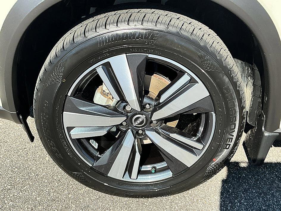 Certified Used 2023 Pearl White Tricoat Nissan SL image 9