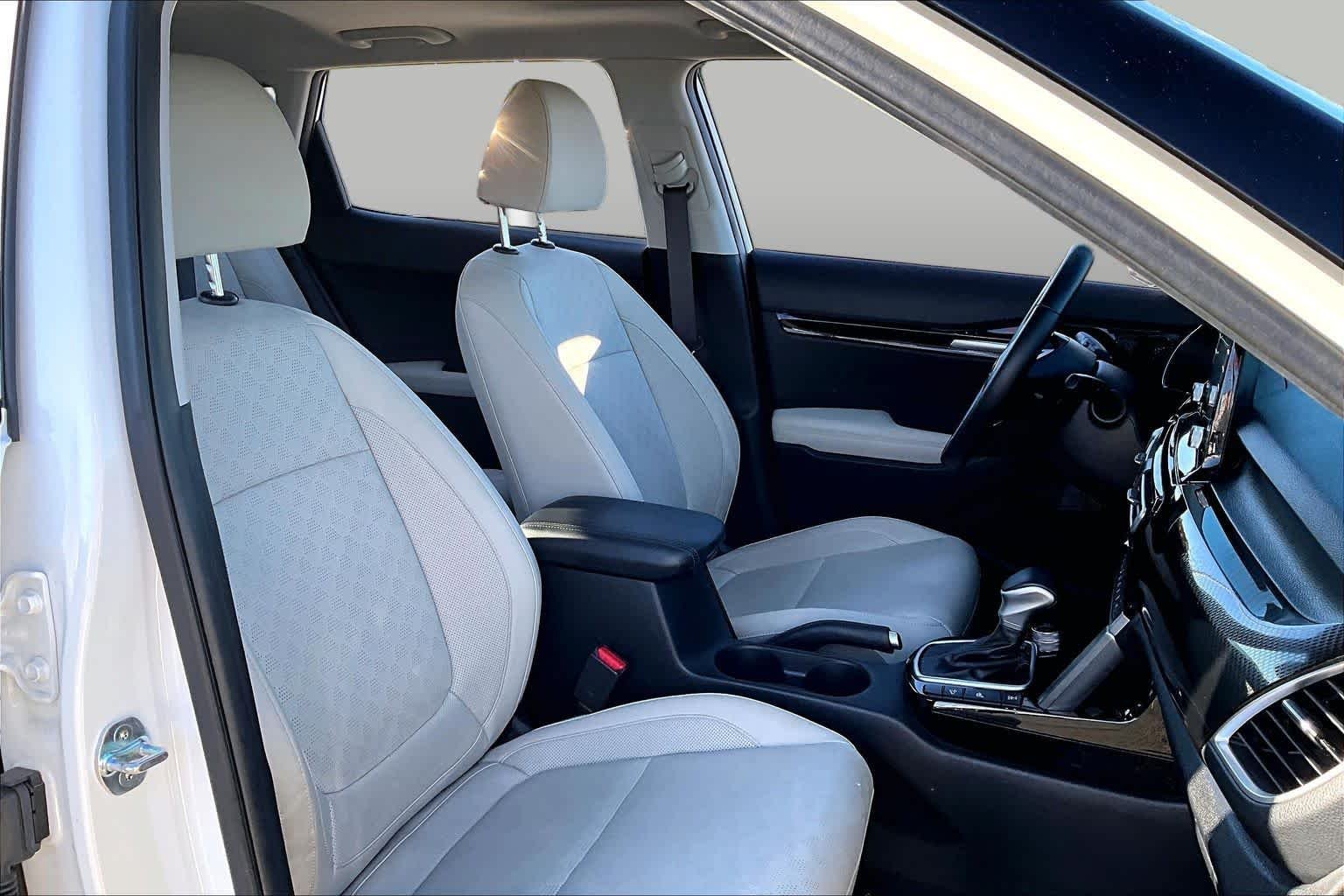 Used 2021 Snow White Pearl Kia EX image 8