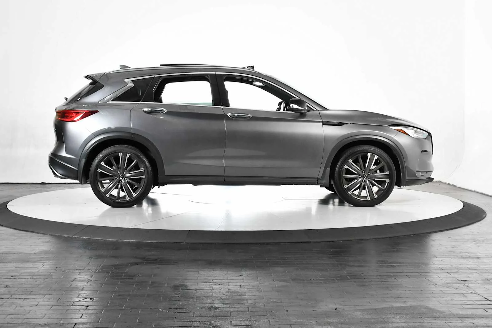Used 2022 Graphite Shadow INFINITI LUXE image 6