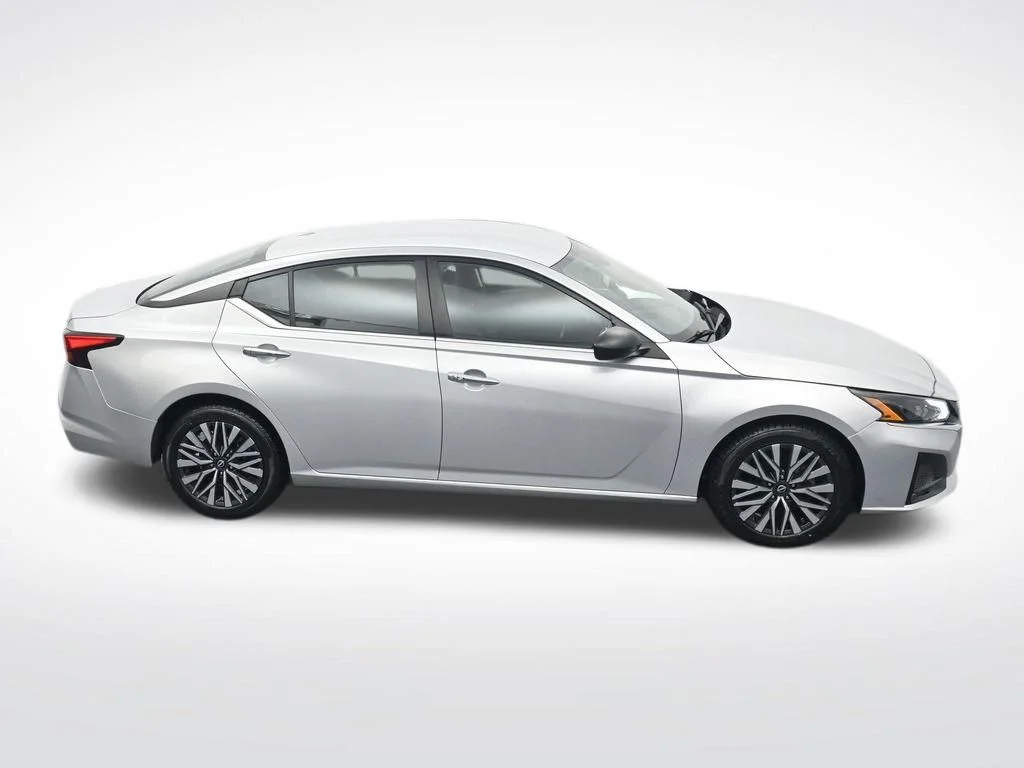 Used 2024 Silver Nissan 2.5 SV image 23