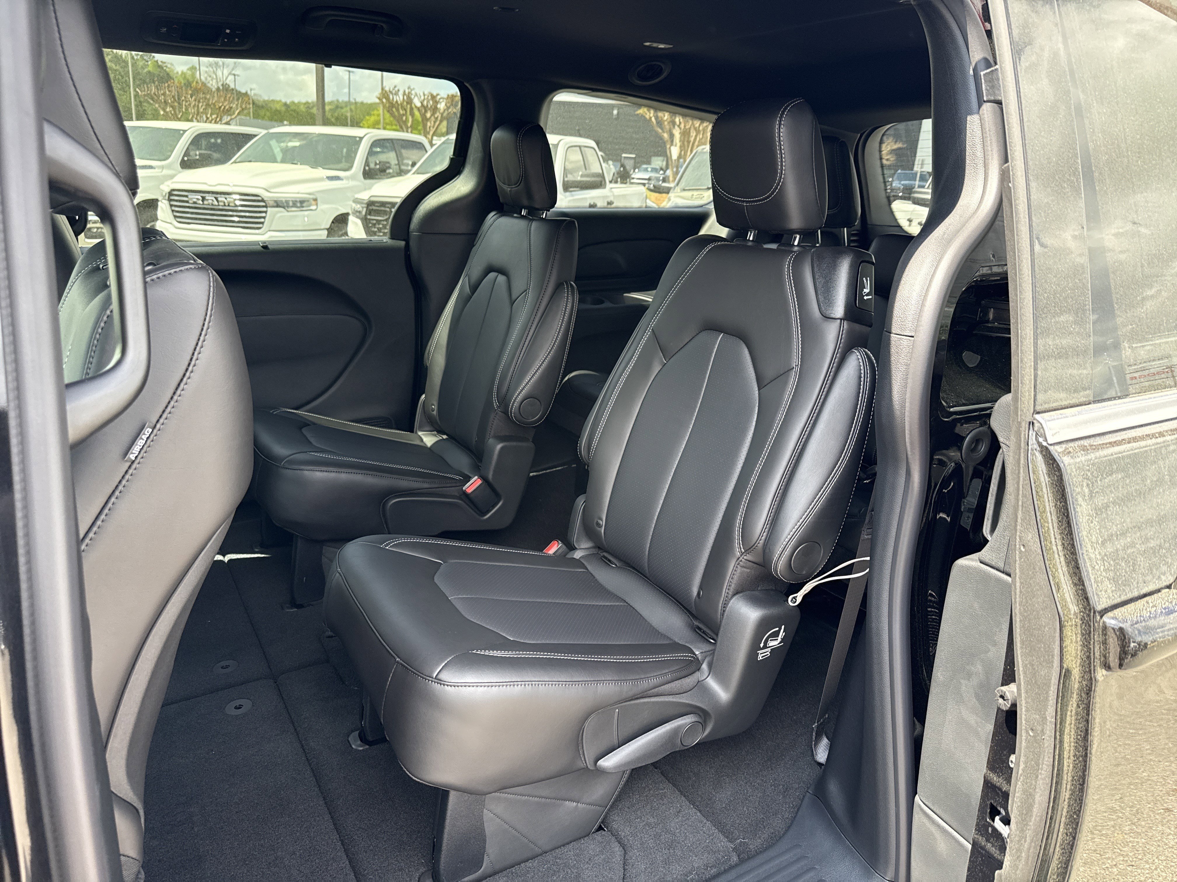New 2026 Diamond Black Crystal Pearl-Coat Exterior Paint Chrysler Select image 22