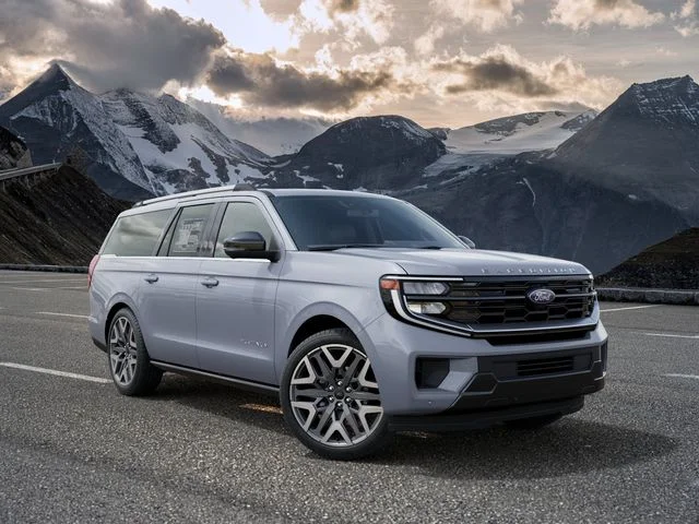 New 2027 Gray Metallic Ford Platinum image 4