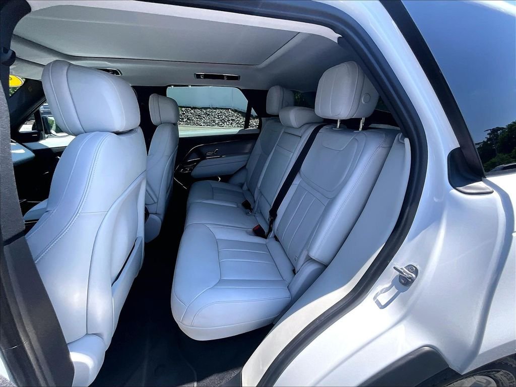 Used 2023 White Land Rover SE image 15