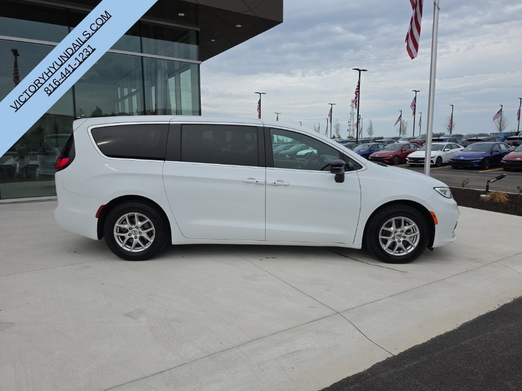 Used 2025 White Chrysler Select image 7