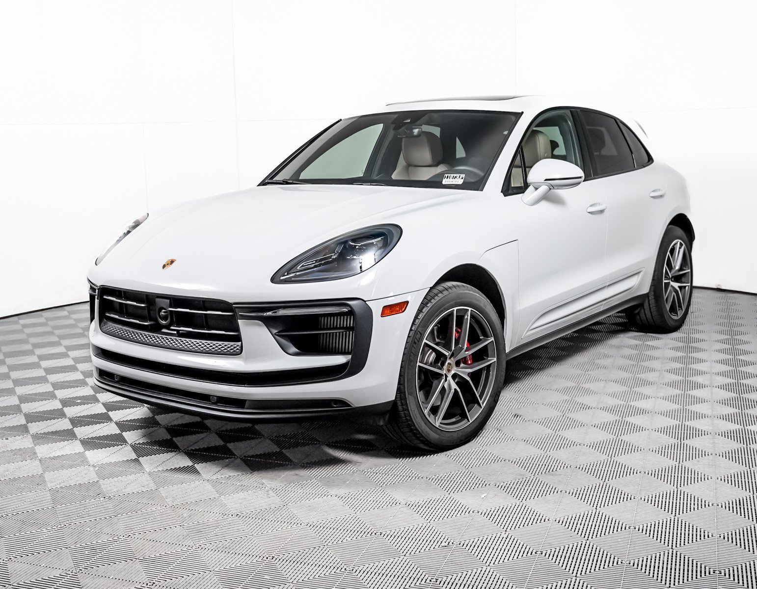 2024 Porsche Macan S's photo