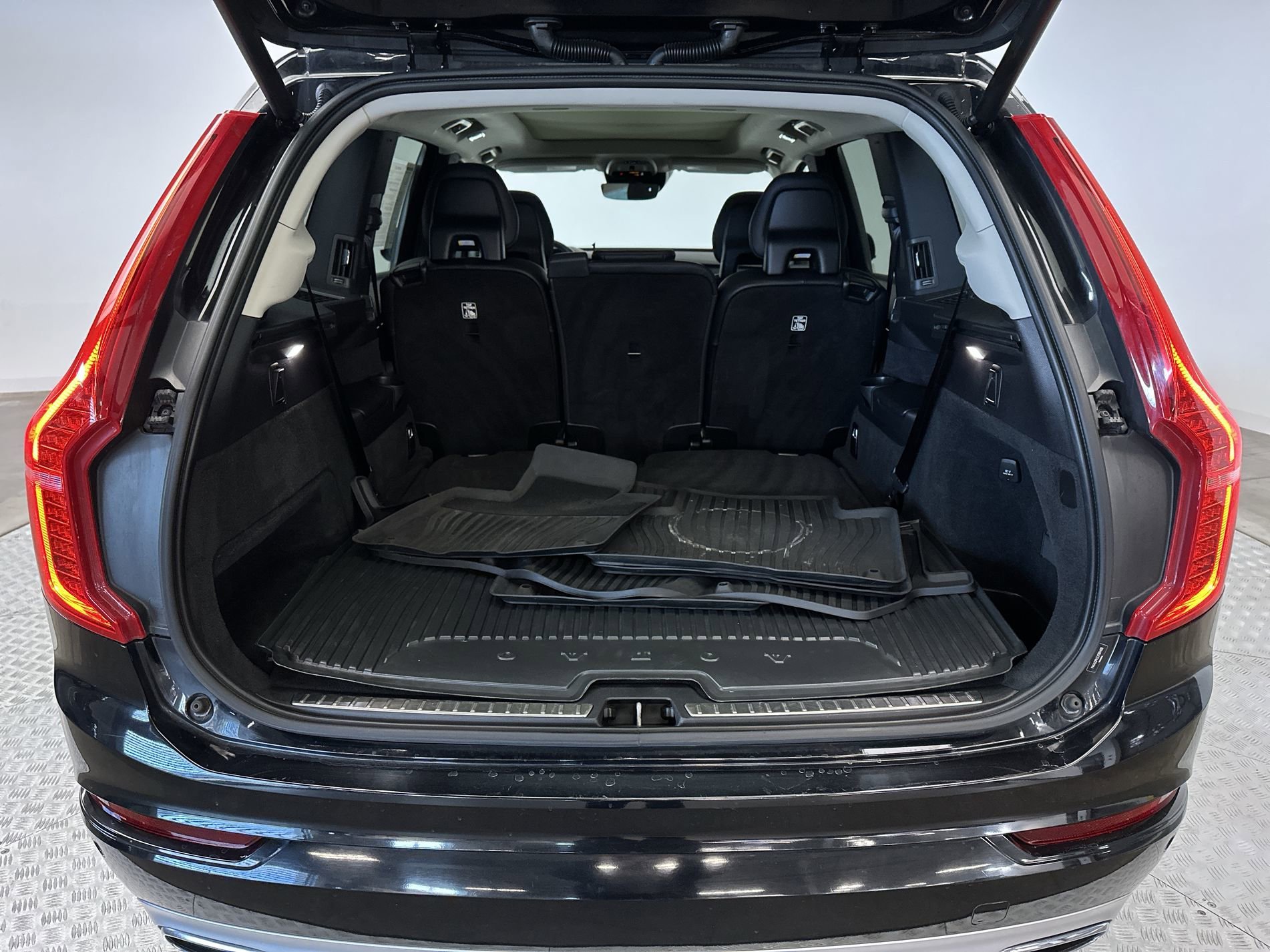 Used 2018 Onyx Black Metallic Volvo Momentum image 26