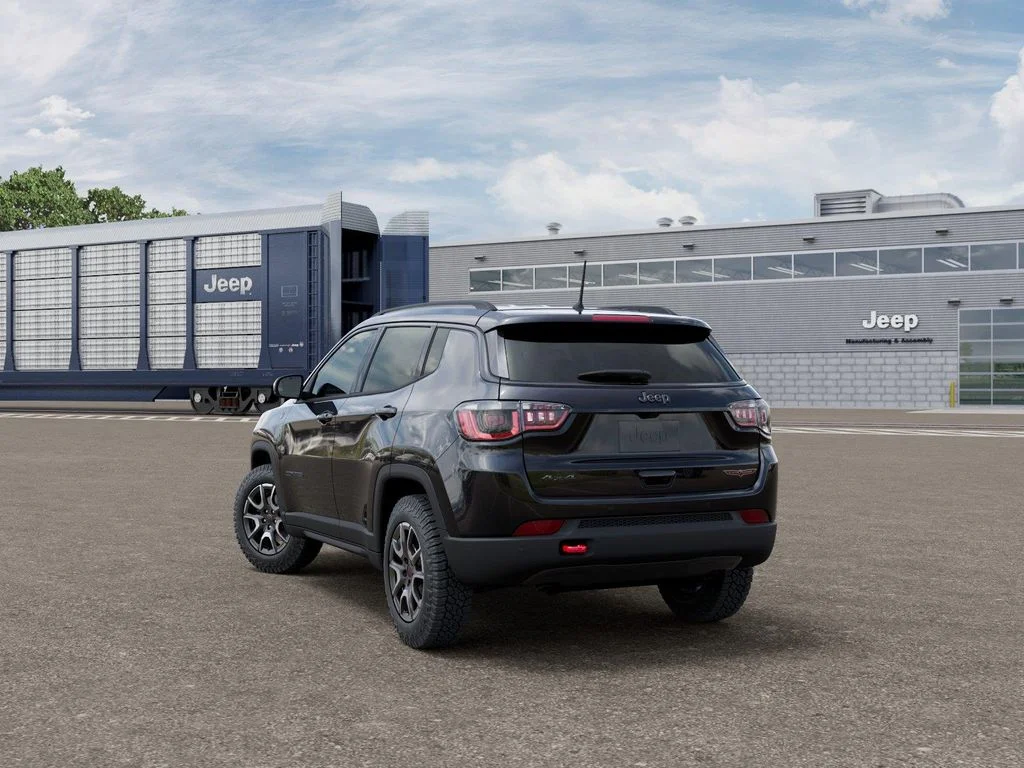 New 2026 Diamond Black Crystal Pearl-Coat Exterior Paint Jeep Trailhawk image 3