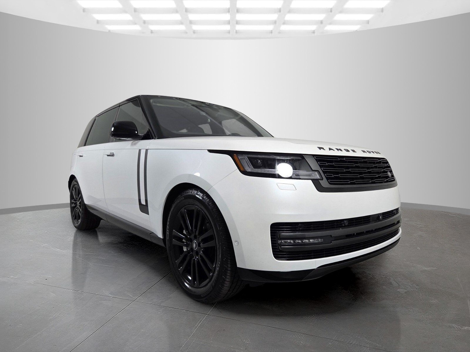 Used 2023 White Land Rover SE image 8