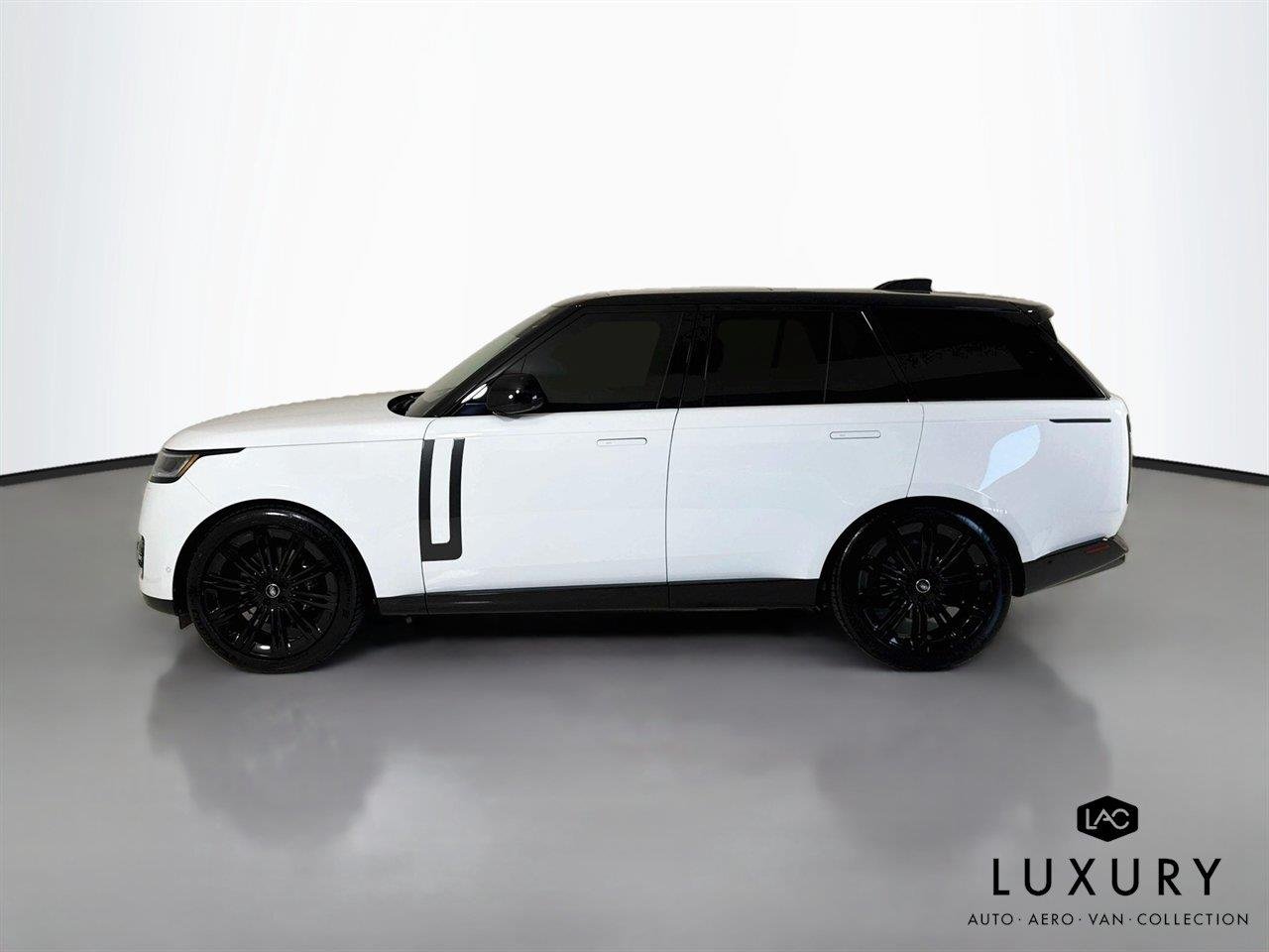 Used 2024 Fuji White Land Rover SE | Blackout Pkg | 360 Camera | Heated/Vented Seats image 9