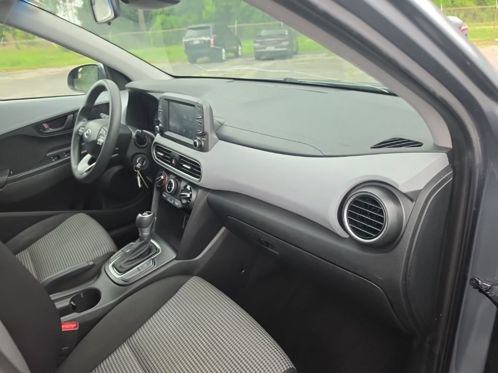 Used 2021 Silver Hyundai SE image 30