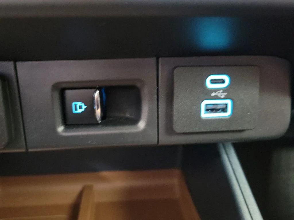Used 2024  Ford Lariat image 39