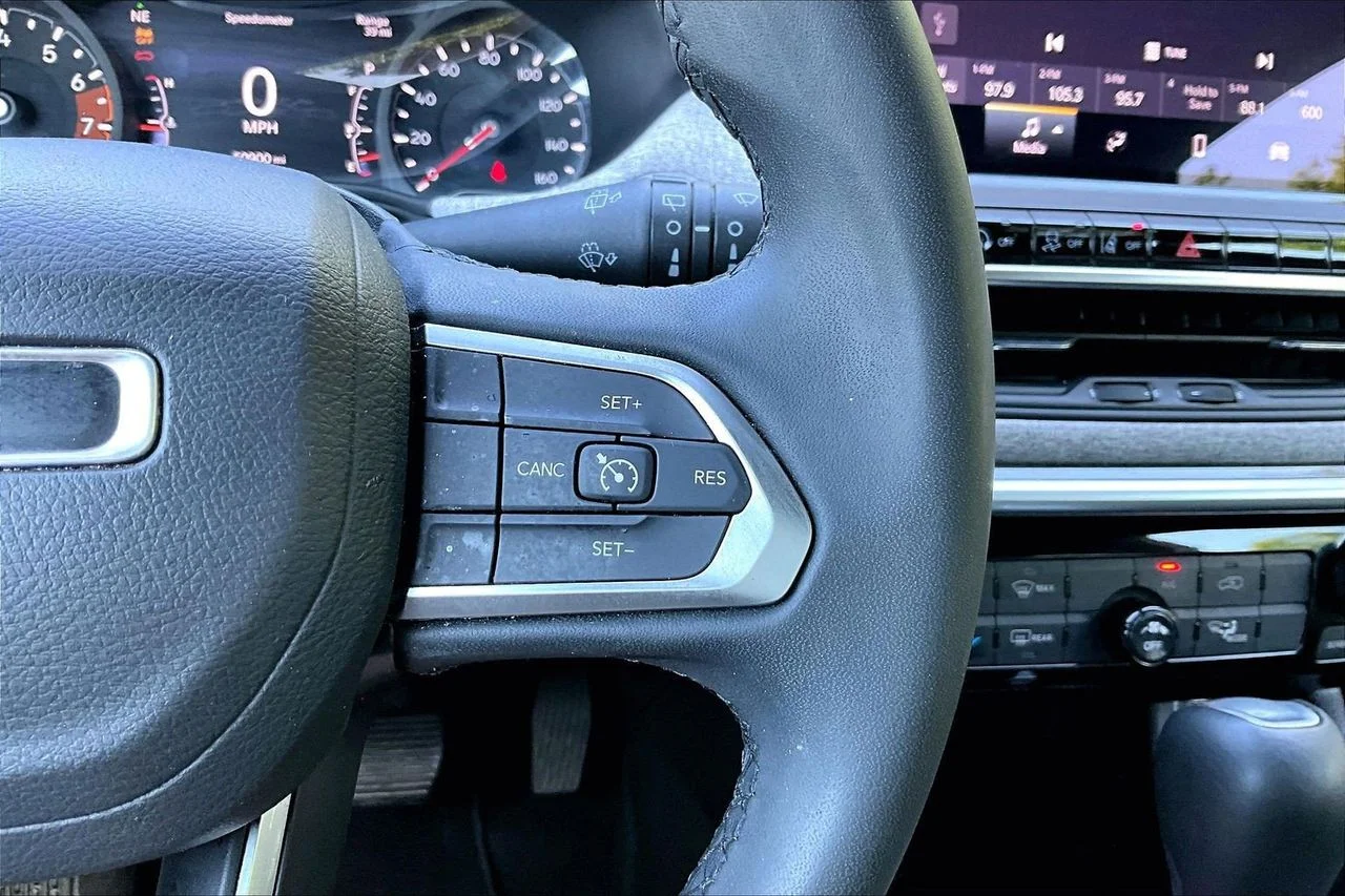 Used 2024 White/off-white Jeep Latitude image 28