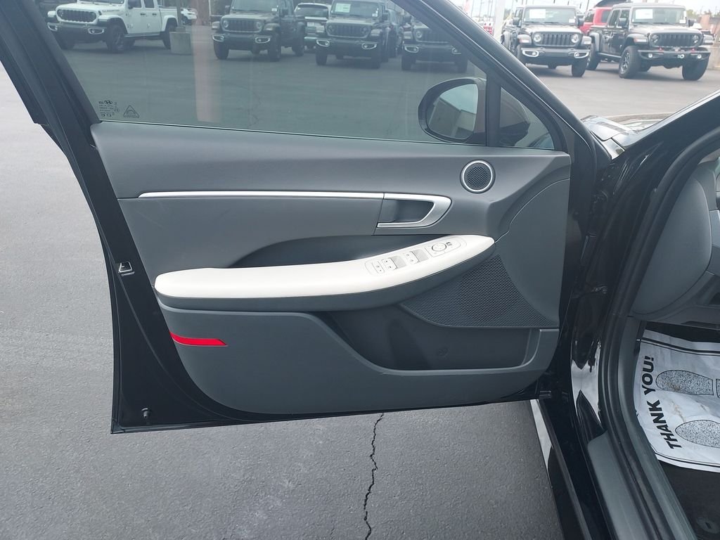 Used 2024 Black Hyundai SEL image 12