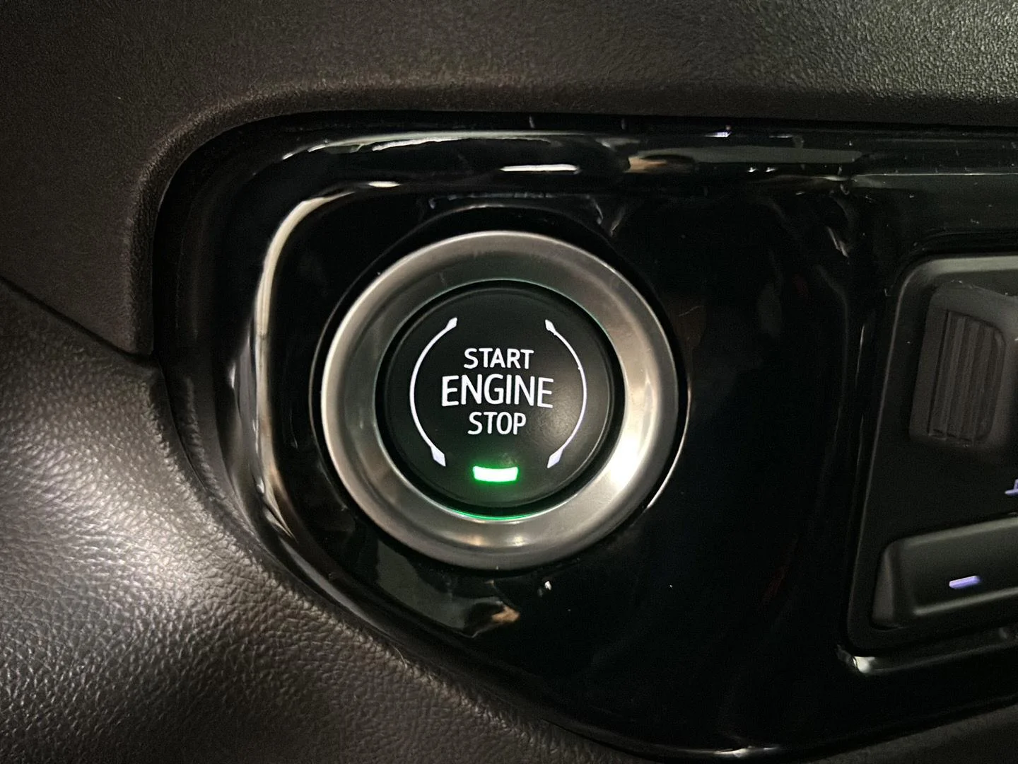 Used 2024 Onyx Black GMC Elevation image 25