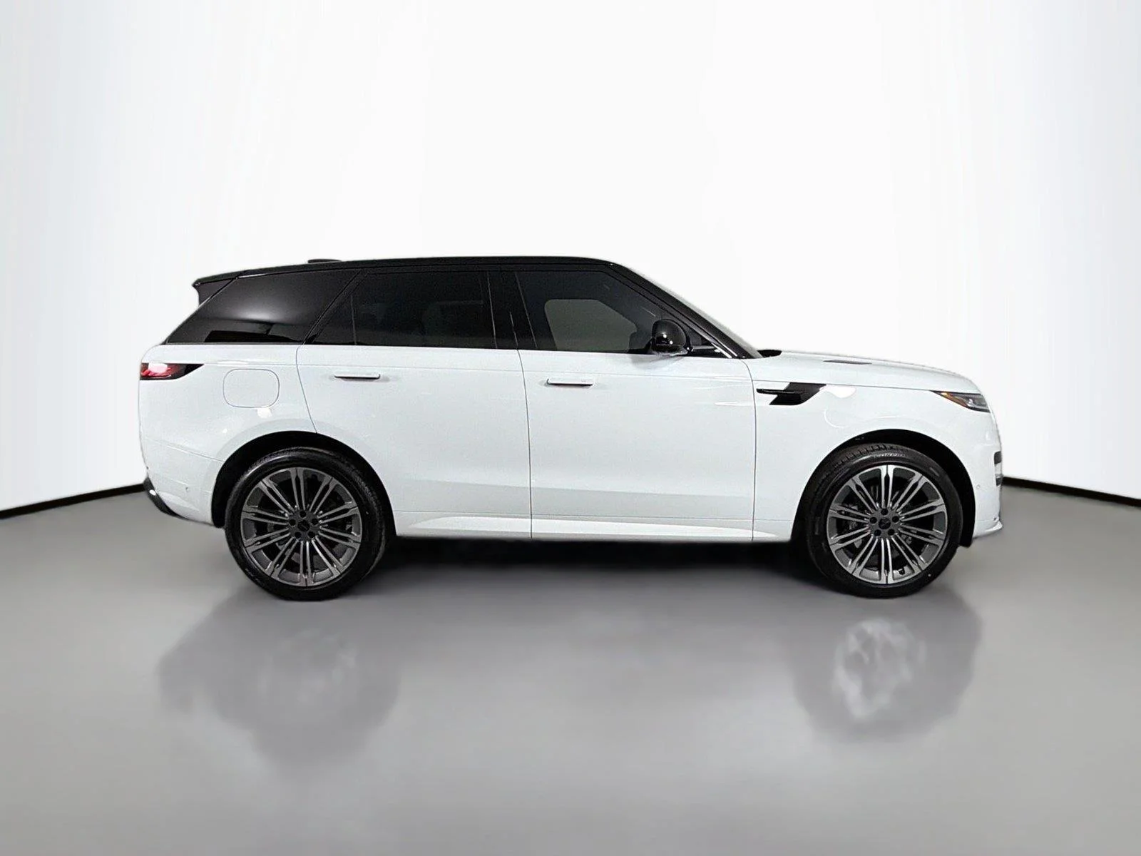 Certified Used 2026 Fuji White Land Rover Dynamic SE P400 image 4