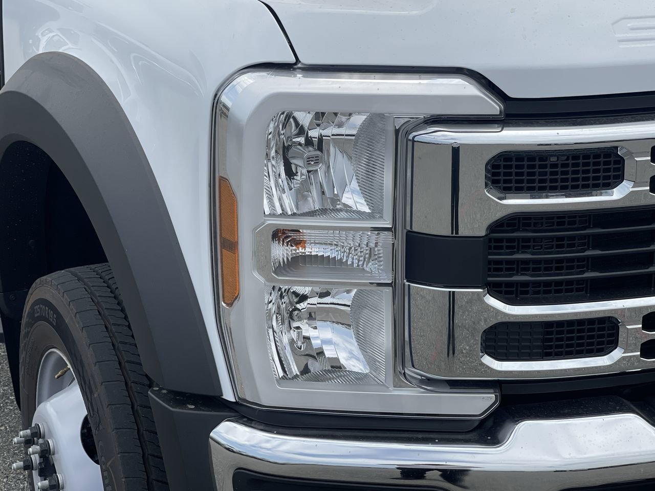 New 2025 Oxford White Ford XL image 7