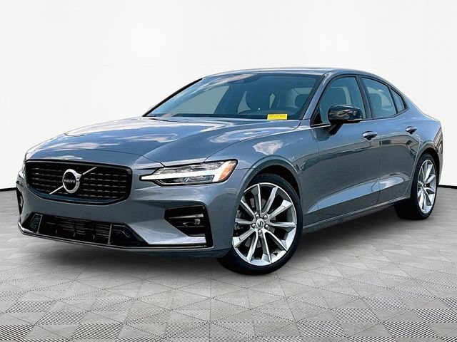 Used 2021 Gray Metallic Volvo T5 Momentum image 3