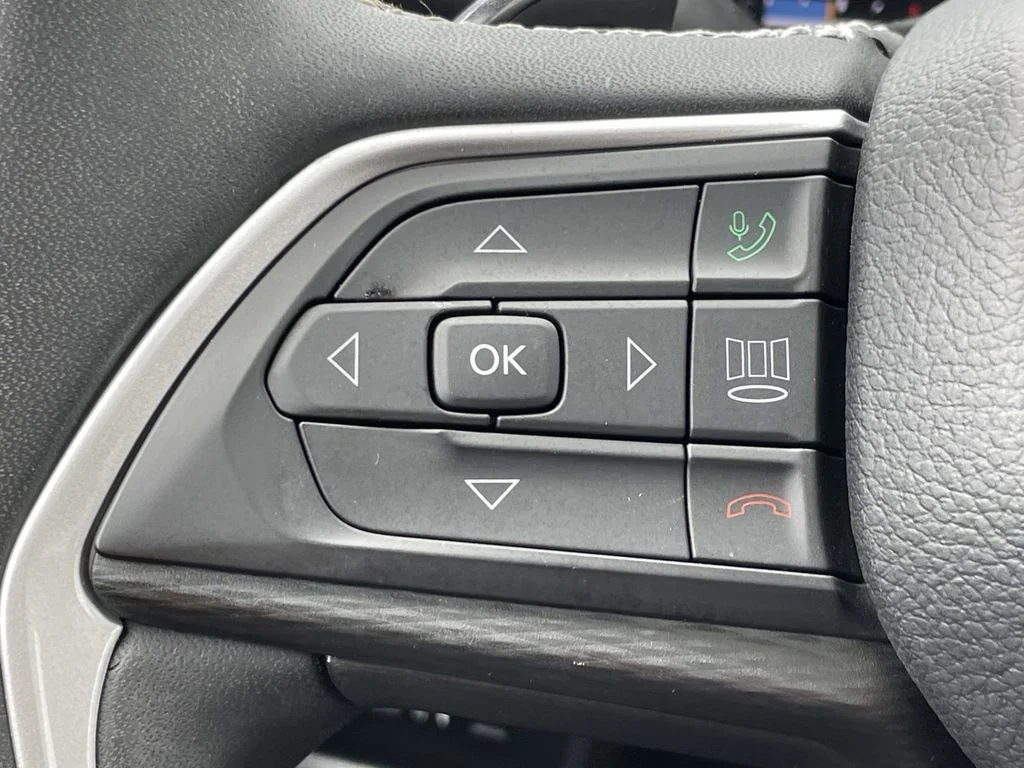 Used 2023 White Jeep Altitude image 31