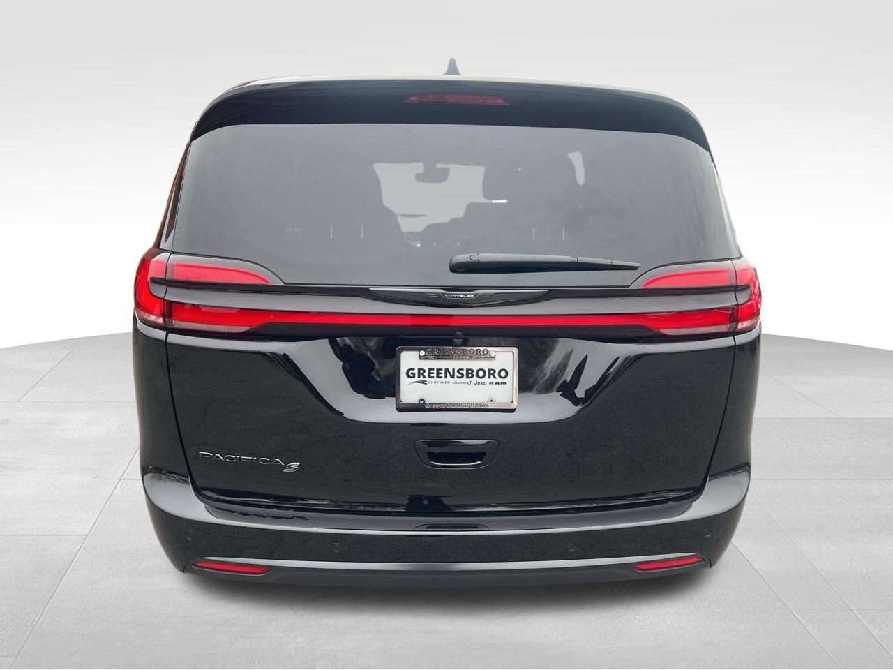 New 2026 Diamond Black Crystal Pearl-Coat Exterior Paint Chrysler Select image 4