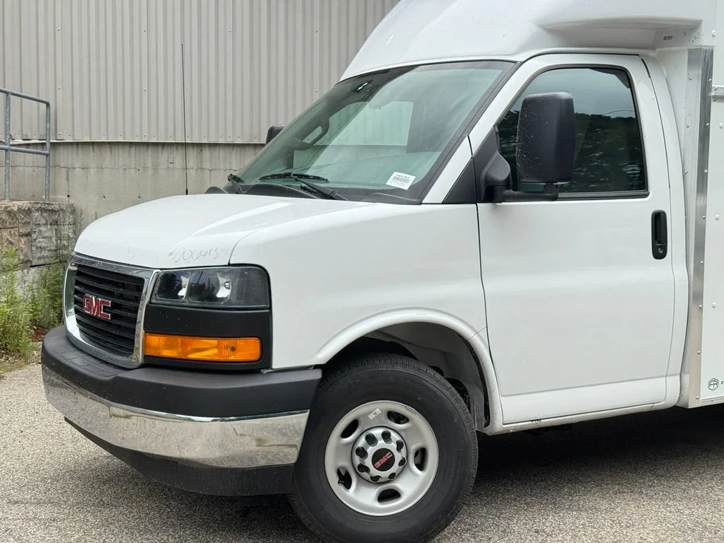 New 2026 Summit White GMC 1WT image 3
