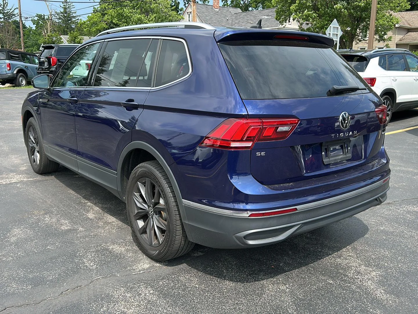 Used 2022 Atlantic Blue Metallic Volkswagen SE image 5