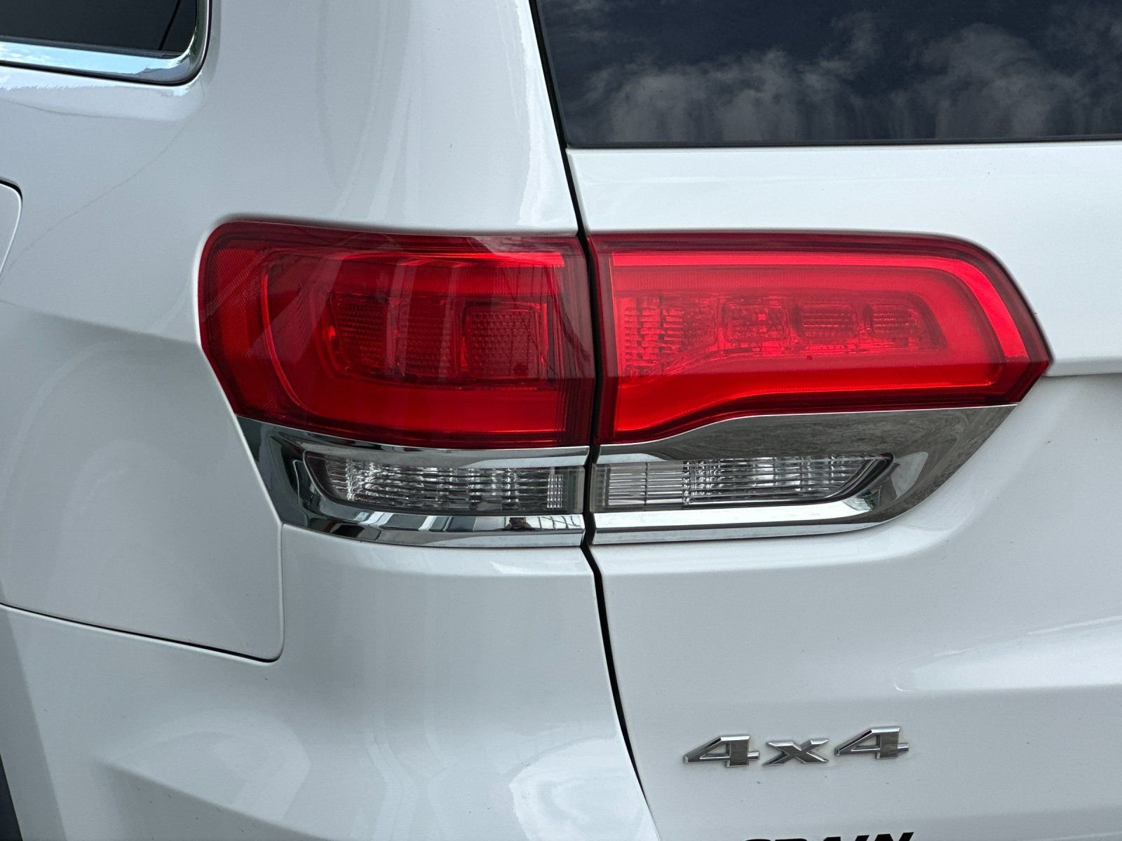 Used 2019 Bright White Clearcoat Jeep Limited image 24