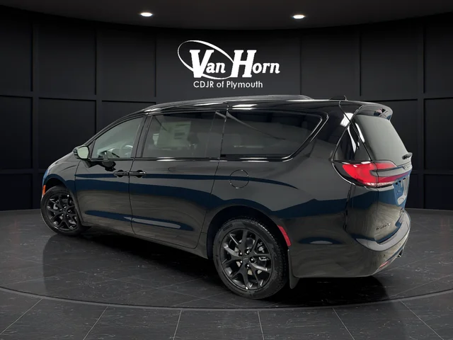 New 2027 Diamond Black Crystal Pearl-Coat Exterior Paint Chrysler Limited image 5