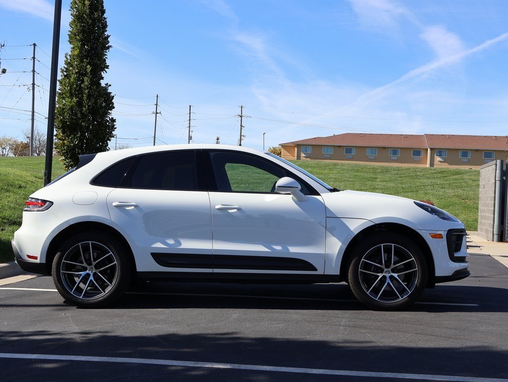 2025 Porsche Macan Base photo 4