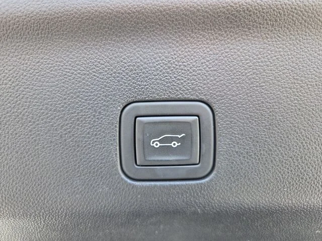Used 2023 White Chevrolet Z71 image 18