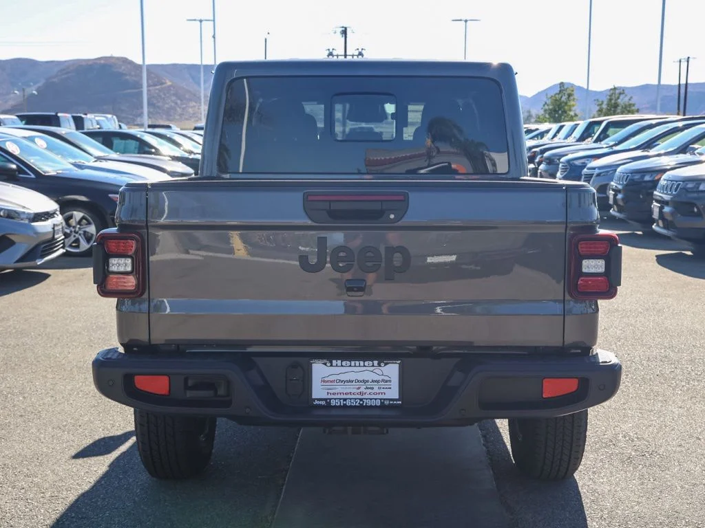 New 2026 Granite Crystal Metallic Clearcoat Jeep Sport S image 4