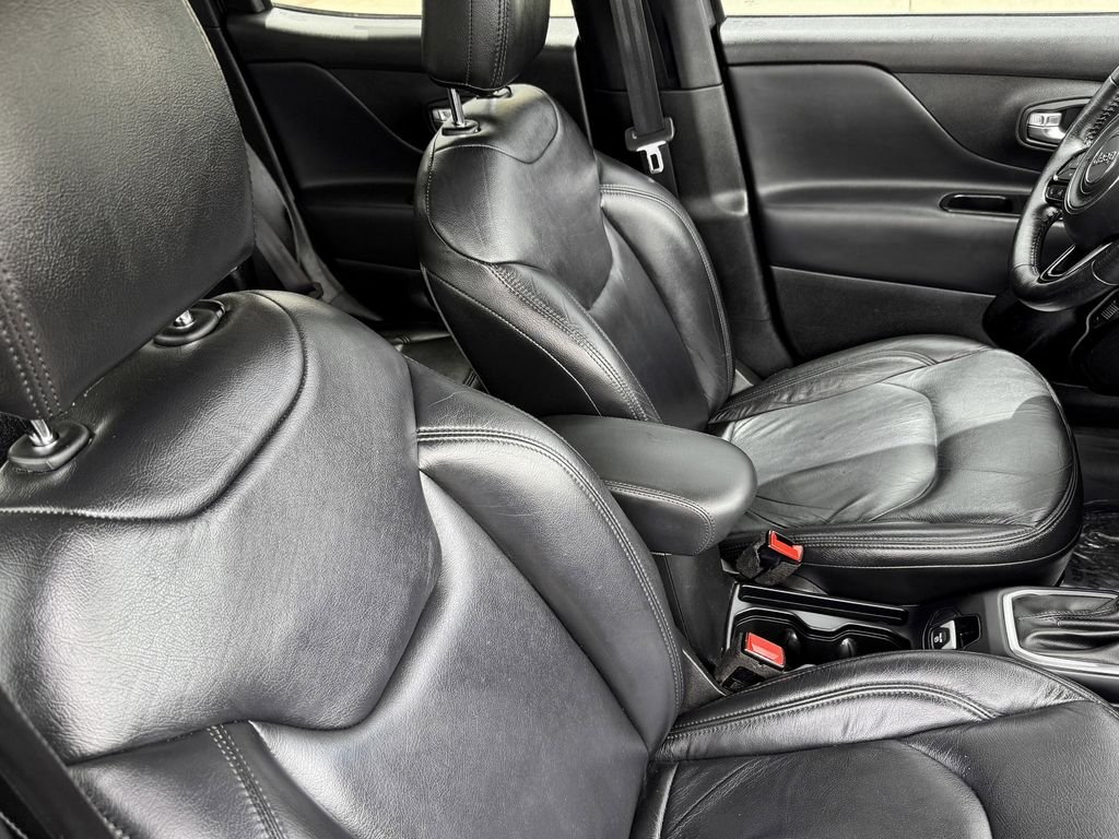 Used 2018 Gray Jeep Latitude image 28