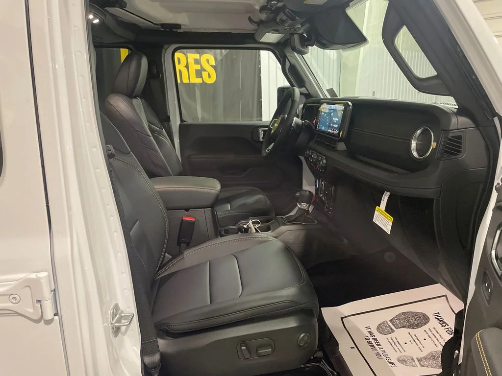 New 2026 Bright White Clear-Coat Exterior Paint Jeep Sahara image 36