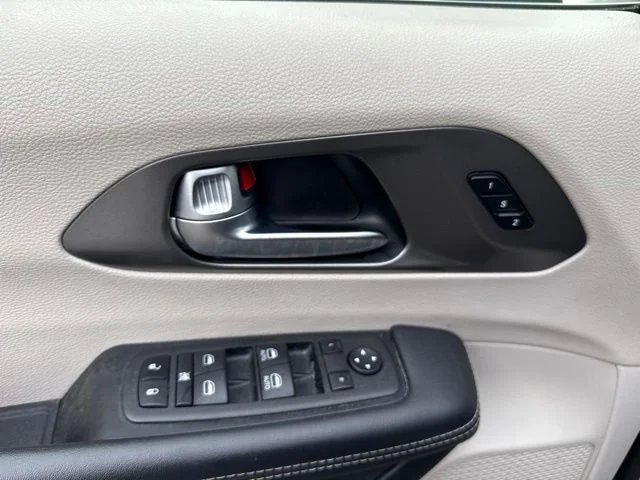 Used 2023 Black Chrysler Touring L image 13