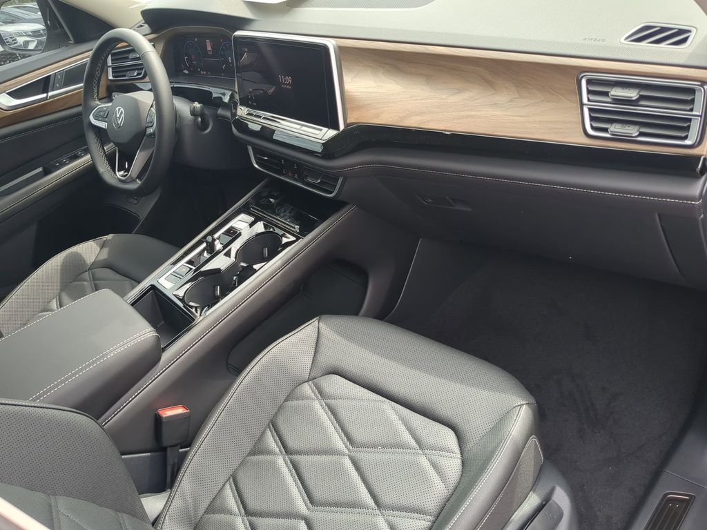 New 2026 Black Volkswagen 2.0T SE w/Technology image 13