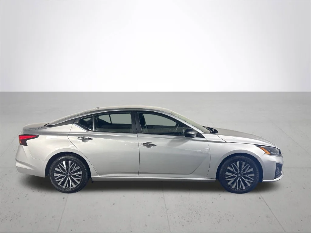 Used 2024 Silver Nissan 2.5 SV image 5