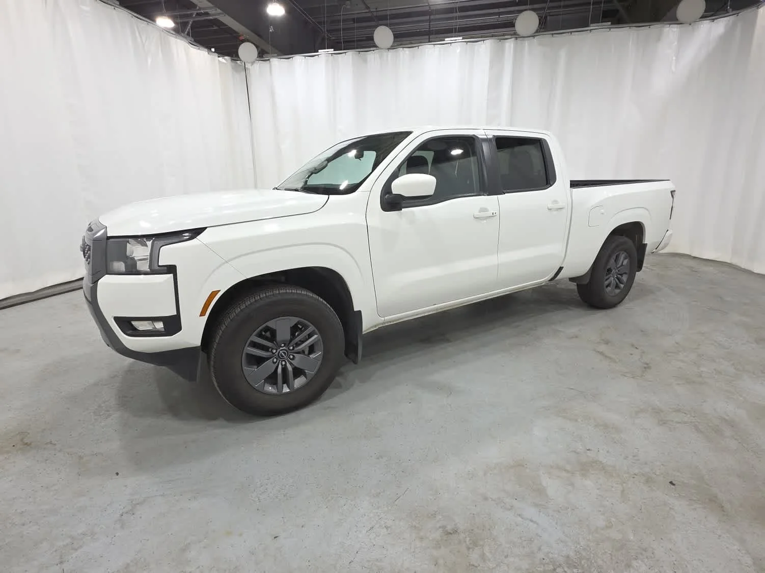 Used 2025 Whi/white Nissan SV image 2