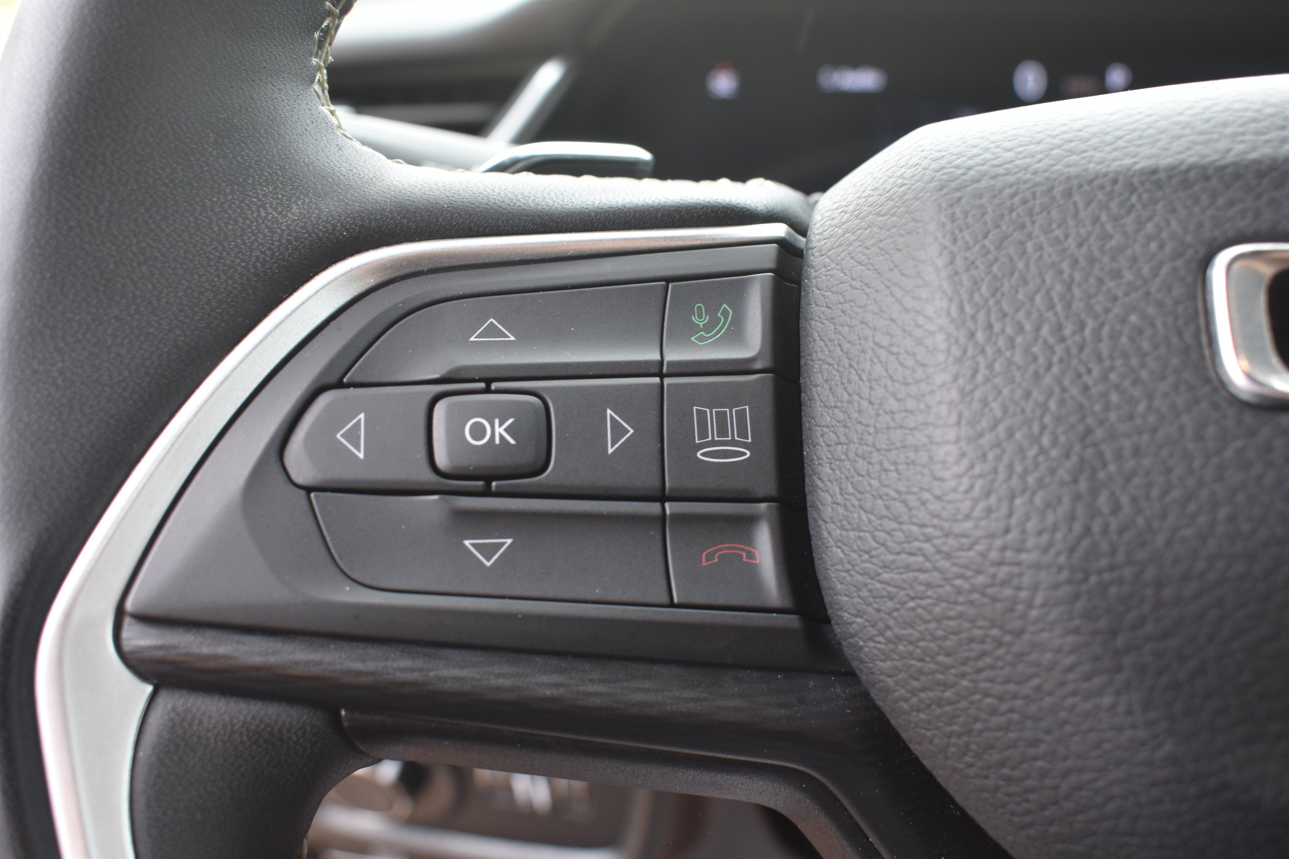 Used 2024 Diamond Black Crystal Pearlcoat Jeep Altitude image 19